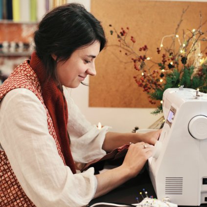 Anička šije dárky