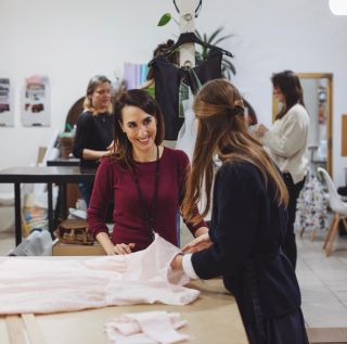 Tadá nový kurz a sleva na první termín! Ponořte se do šití základního úpletového šatníku s naší @pallasatelier 🍉 Máte...