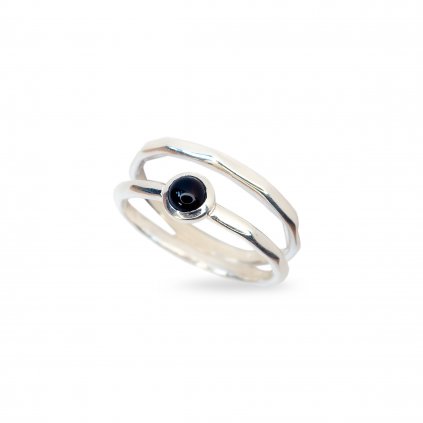 Stříbrný prsten s černým spinelem Rajani