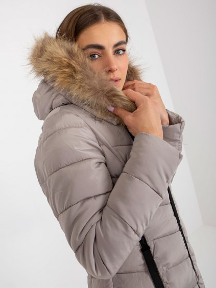 Dámská péřová zimní bunda s prošíváním a kapucí s kožíškem