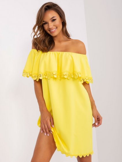 Žluté pruhované koktejlové šaty s volánkem