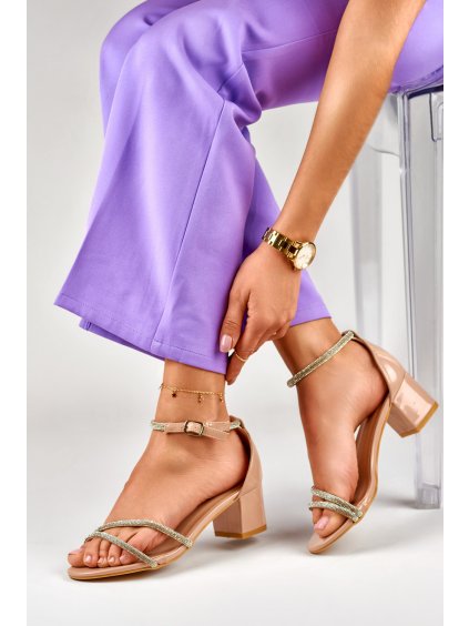 Elegantní lesklé béžové dámské sandály