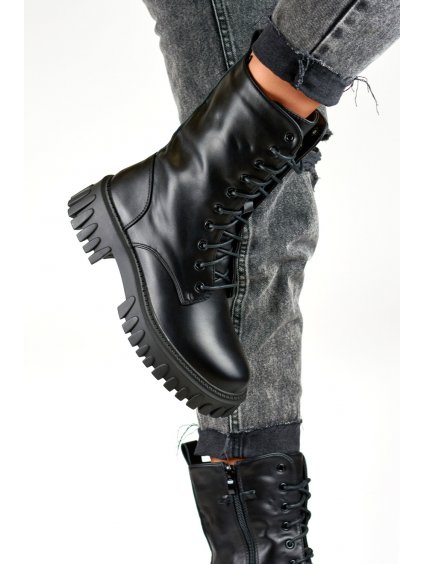 Černé dámské vysoké boty s odnímatelnou ozdobou