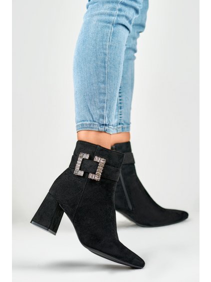 Černé dámské kotníkové boty s ozdobnou sponou