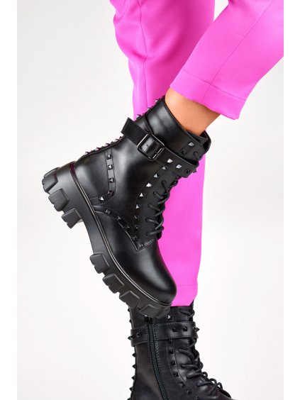 Černé dámské vysoké boty s cvočky
