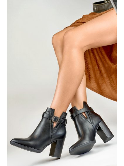 Černé dámské kotníkové boty s výřezem a podpatkem