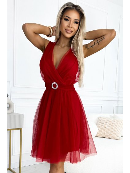 Tylové šaty OLGA s výstřihem a ozdobnou sponou - červené - NUMOCO