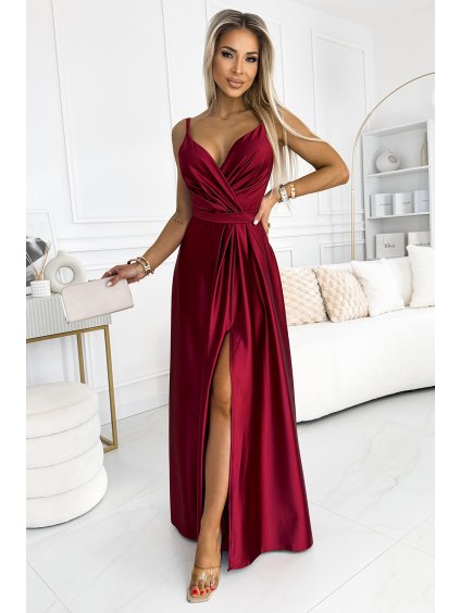 Elegantní dlouhé společenské saténové šaty JULIET s výstřihem a rozparkem na nohou - vínová barva - NUMOCO