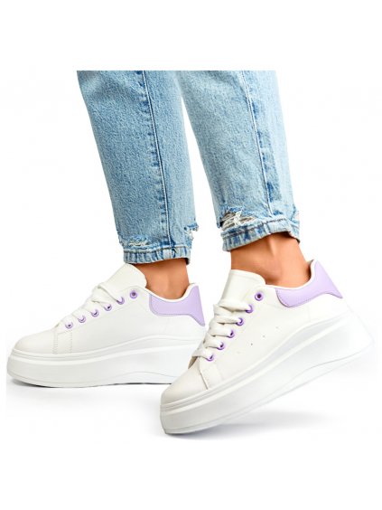 Bílá dámská sportovní obuv na silné podrážce s medvídkem fialové barvy