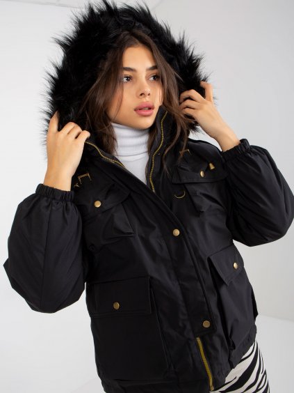 Fialová dámská péřová zimní bunda s kožešinou na kapuci