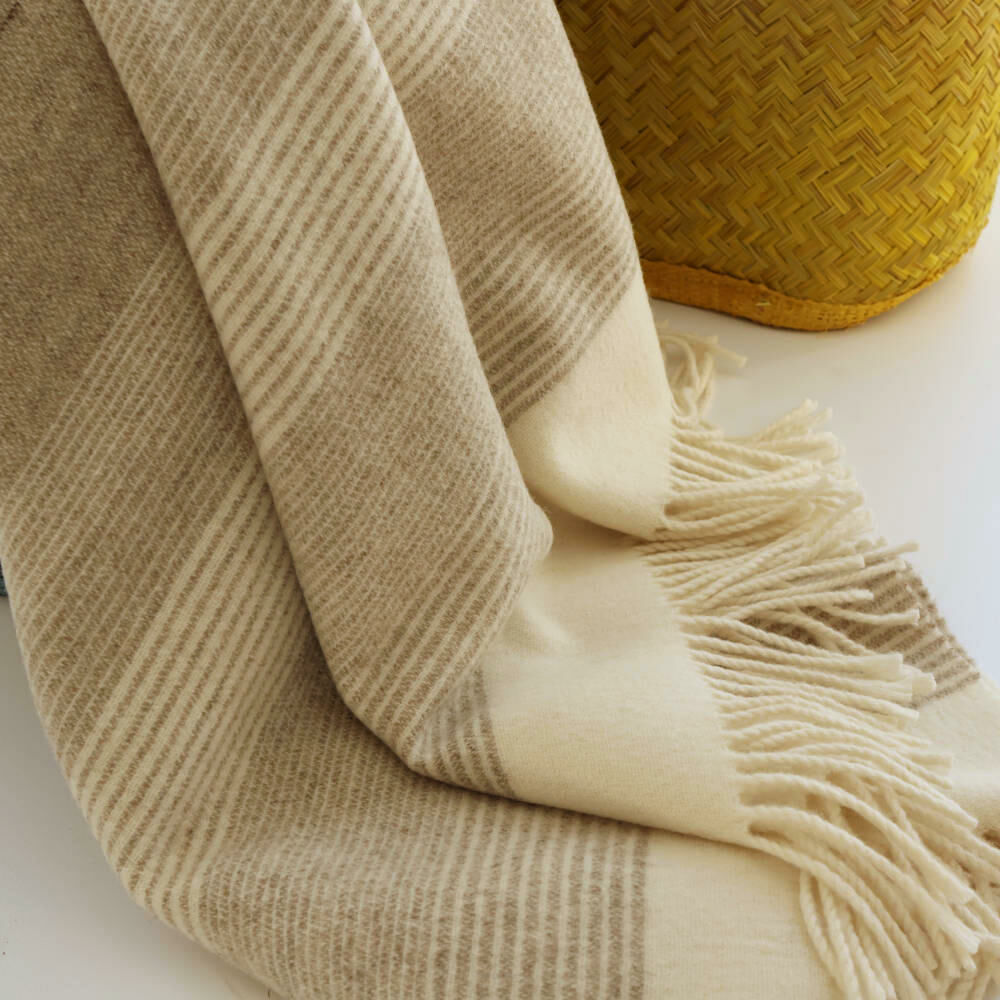 Hnedý pruhovaný merino pléd 140×200 – detail jemného 18 μm vlákna