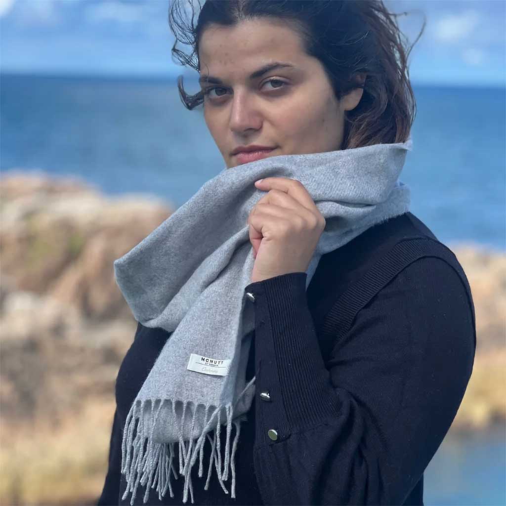 Kašmírový šál – 100 % kašmír, sivá (dove grey), detail úpletu a odtieňov