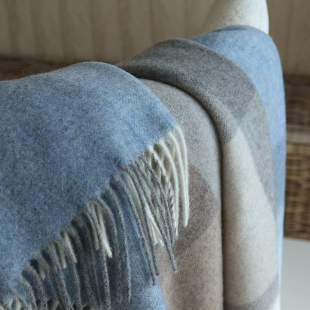 Kašmírový pléd Chess modro–hnedý 140×200 – detail tkania