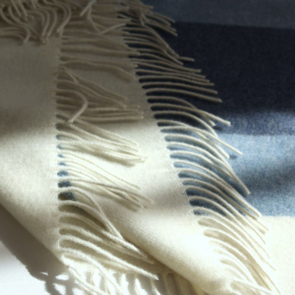 Modro-krémový merino-kašmírový pléd so strapcami