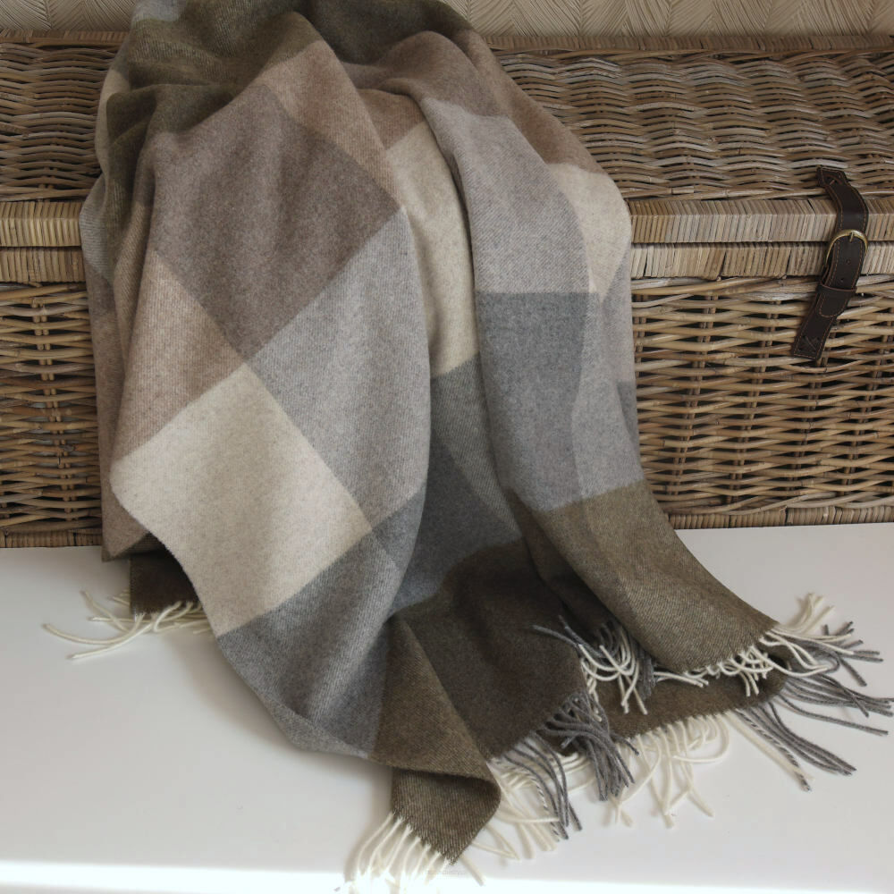 Kašmírový pléd – detail šachovnice khaki/sivá