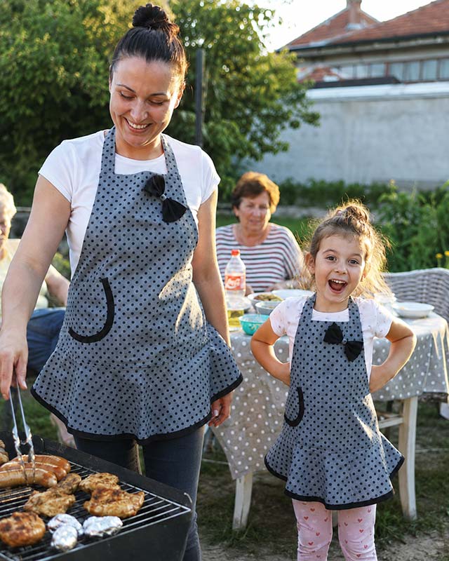 Kuchynské zástery mama a dcéra v sivom bodkovanom dizajne s mašľou