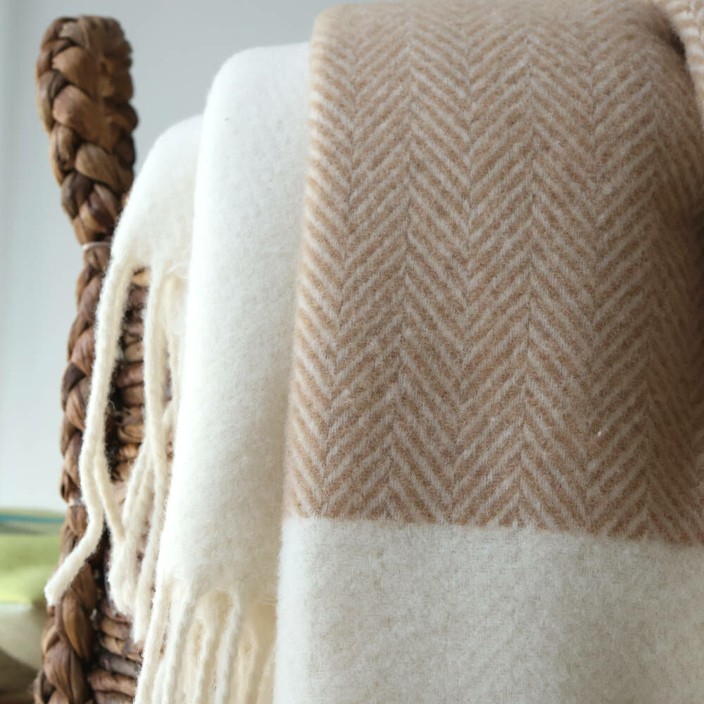Béžovo-krémový pléd zo 100 % Superfine Merino vlny so vzorom rybej kosti a strapcami