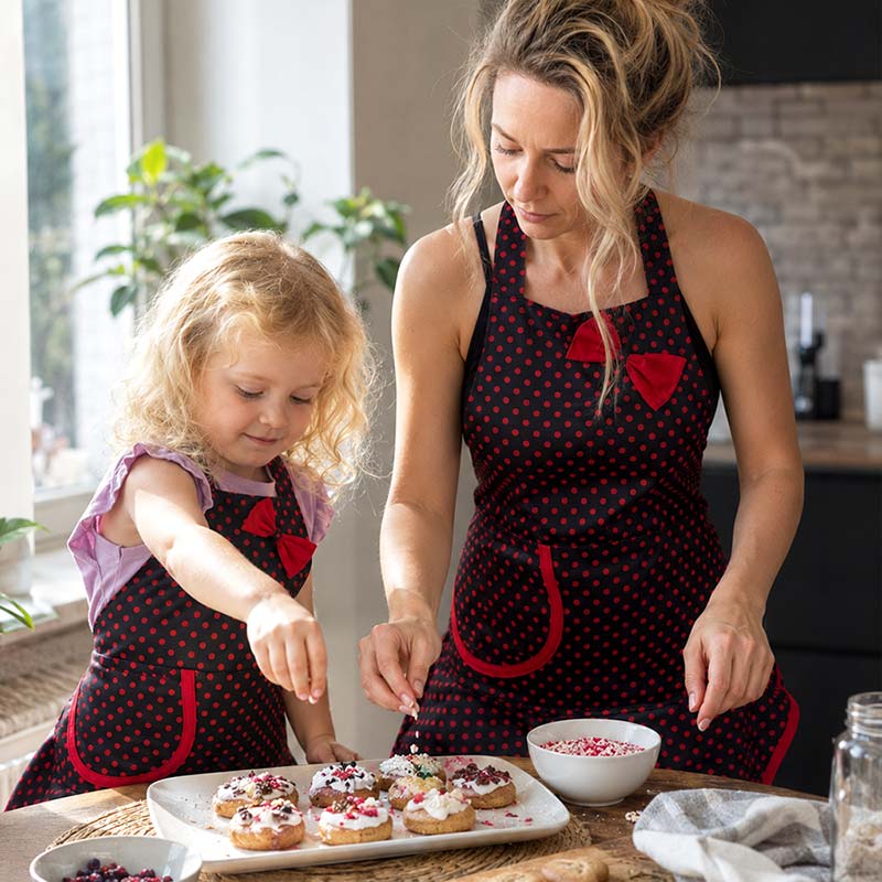 Mama a dcéra v čierno-červených šatových kuchynských zásterách Matesko