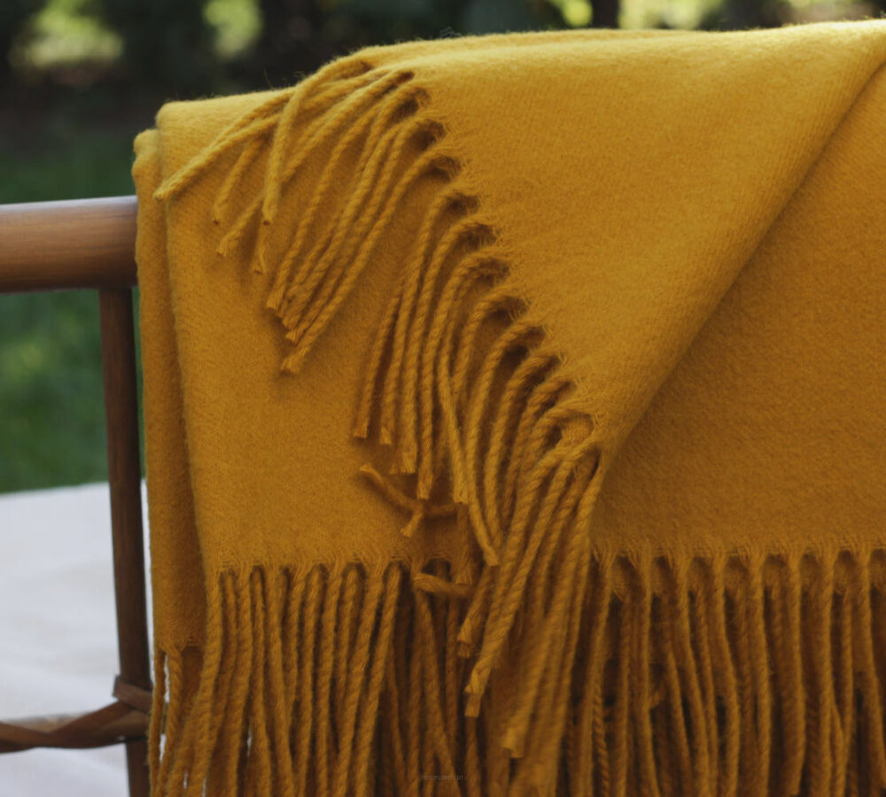 Horčicový vlnený pléd 140 × 200 – celkový pohľad s textúrou jahňacej vlny