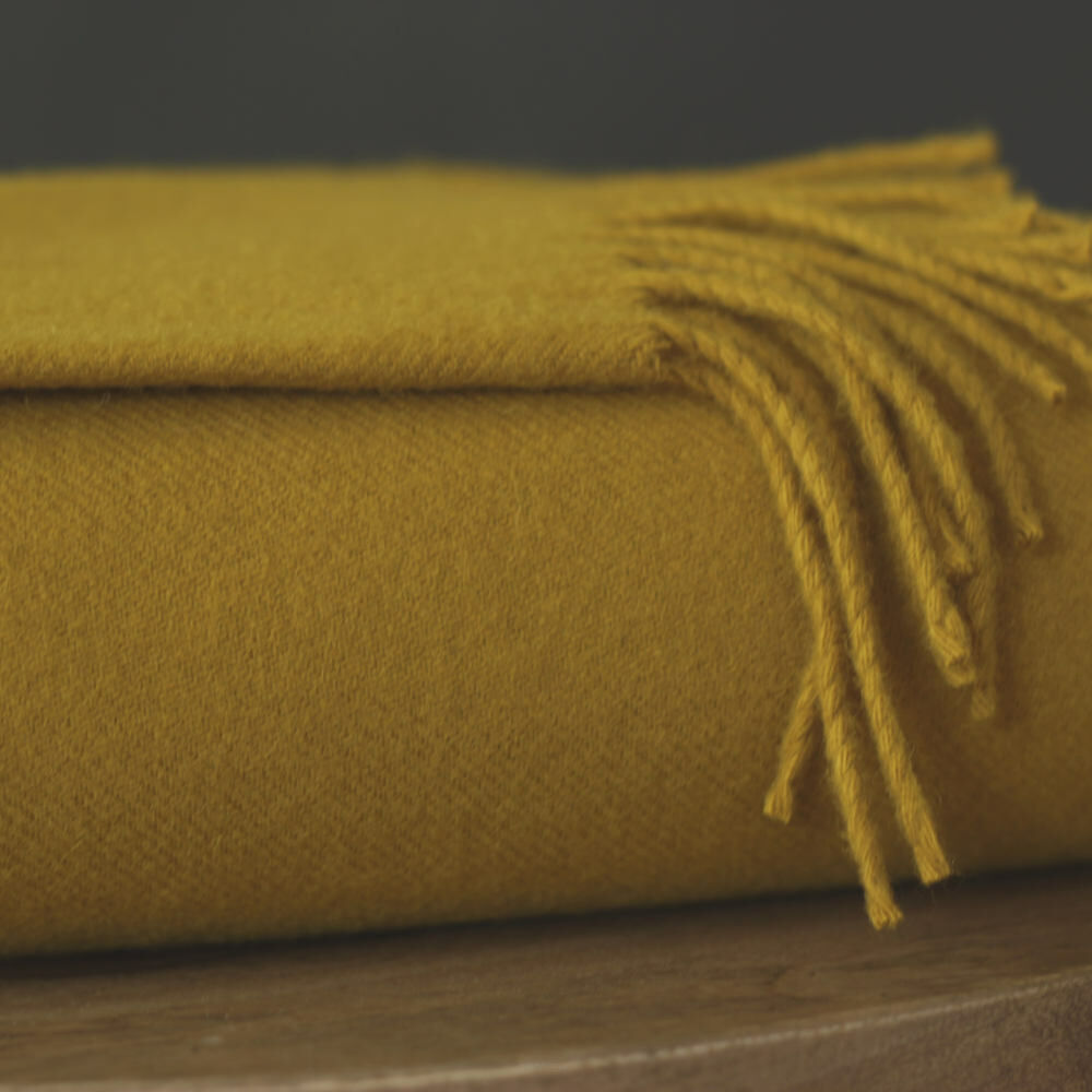Horčicový vlnený pléd z 100 % jahňacej vlny – detail vlákna a strapcov