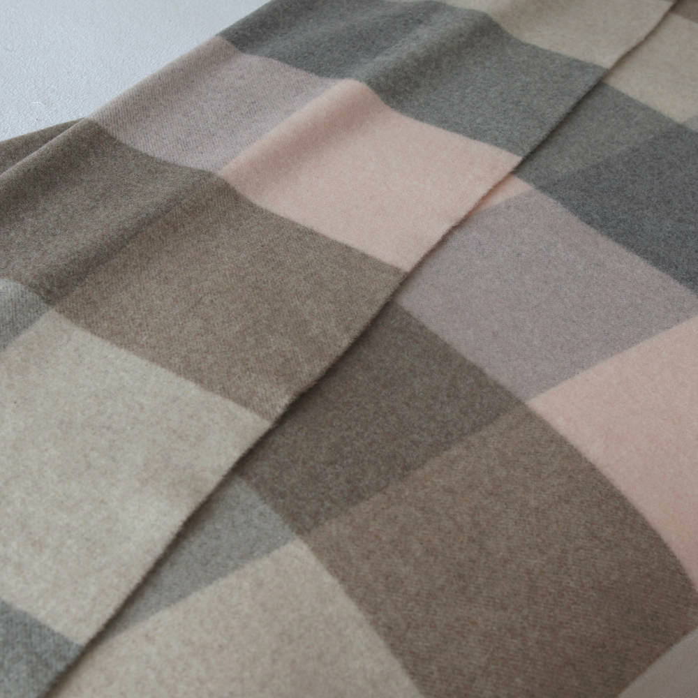 Kašmírový pléd s kockovaným vzorom – detail štruktúry