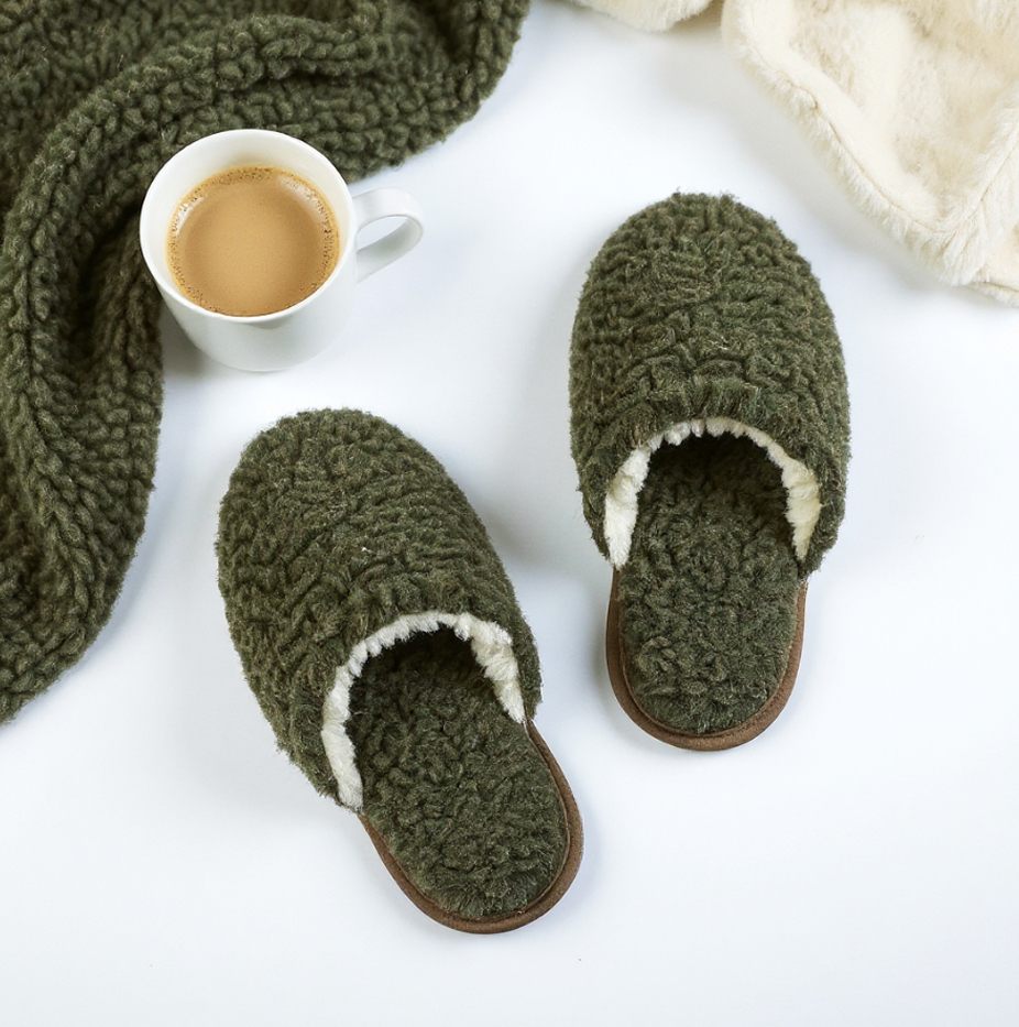 Hrejivé zelené merino šľapky z ovčej vlny – detail papúč Matesko