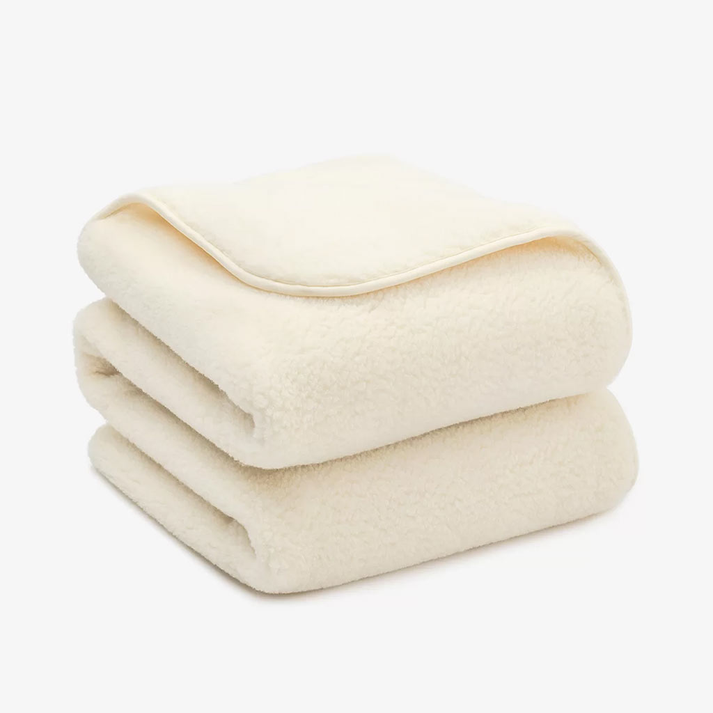 Smotanová merino barančeková prikrývka počas spánku