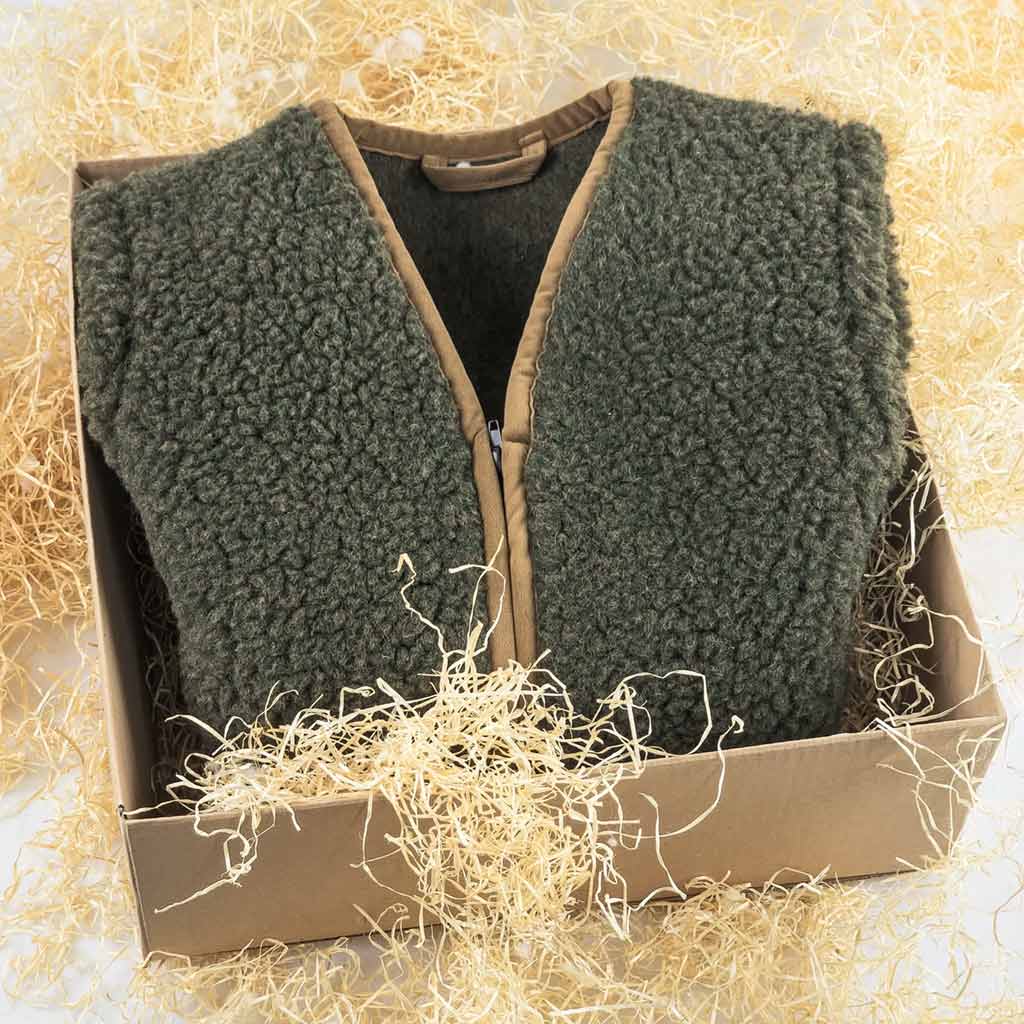 Detail zelenej pánskej merino poľovníckej vesty s barančekom – Matesko