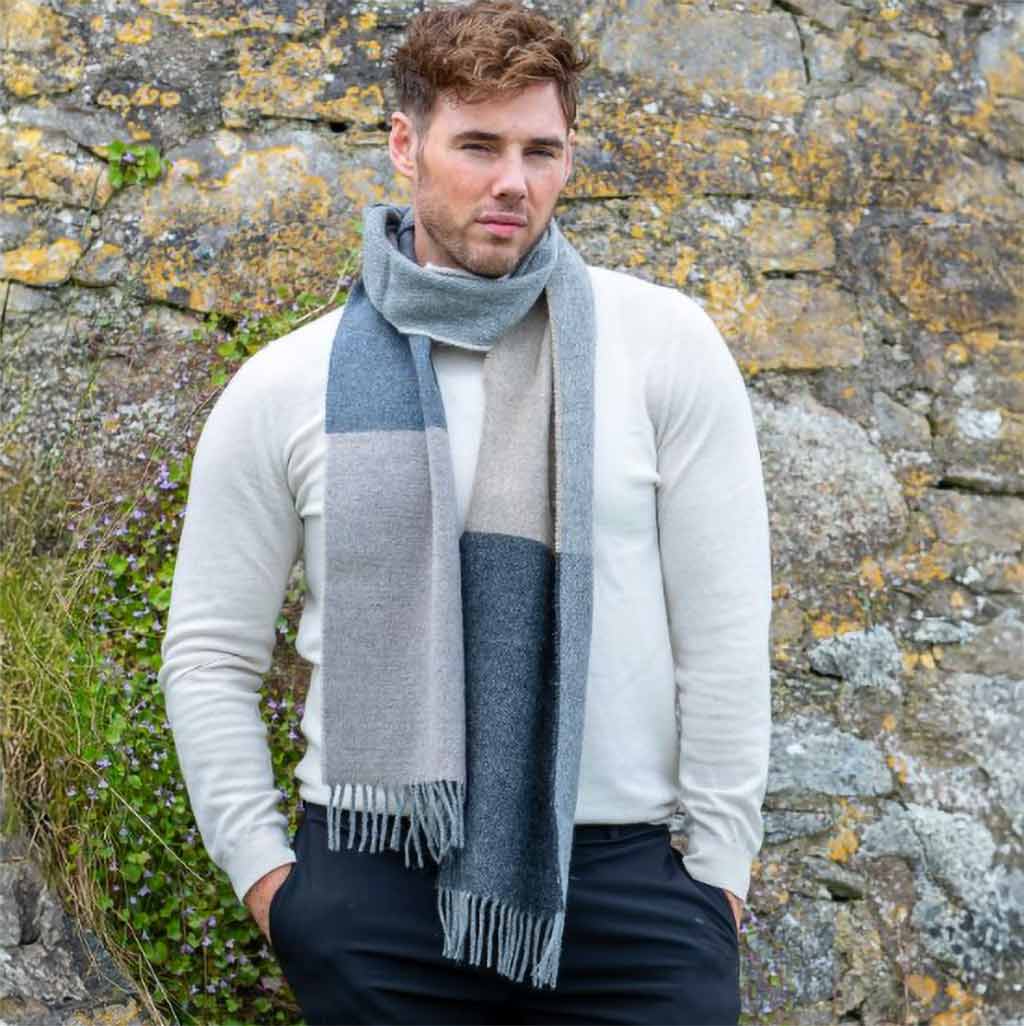 Sivý 100 % merino šál – unisex, elegantná línia a detail úpletu