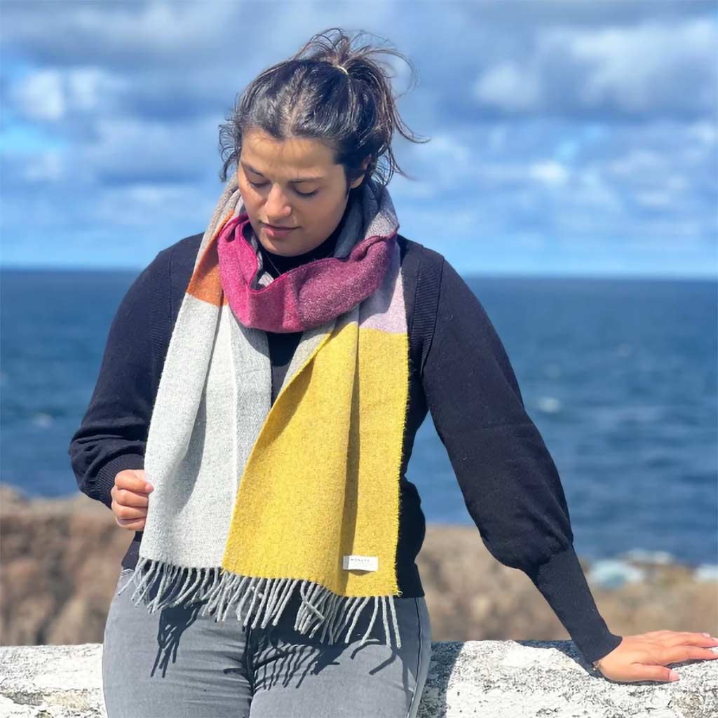 Farebný merino šál – pastelové a sýte bloky farieb, detail textúry