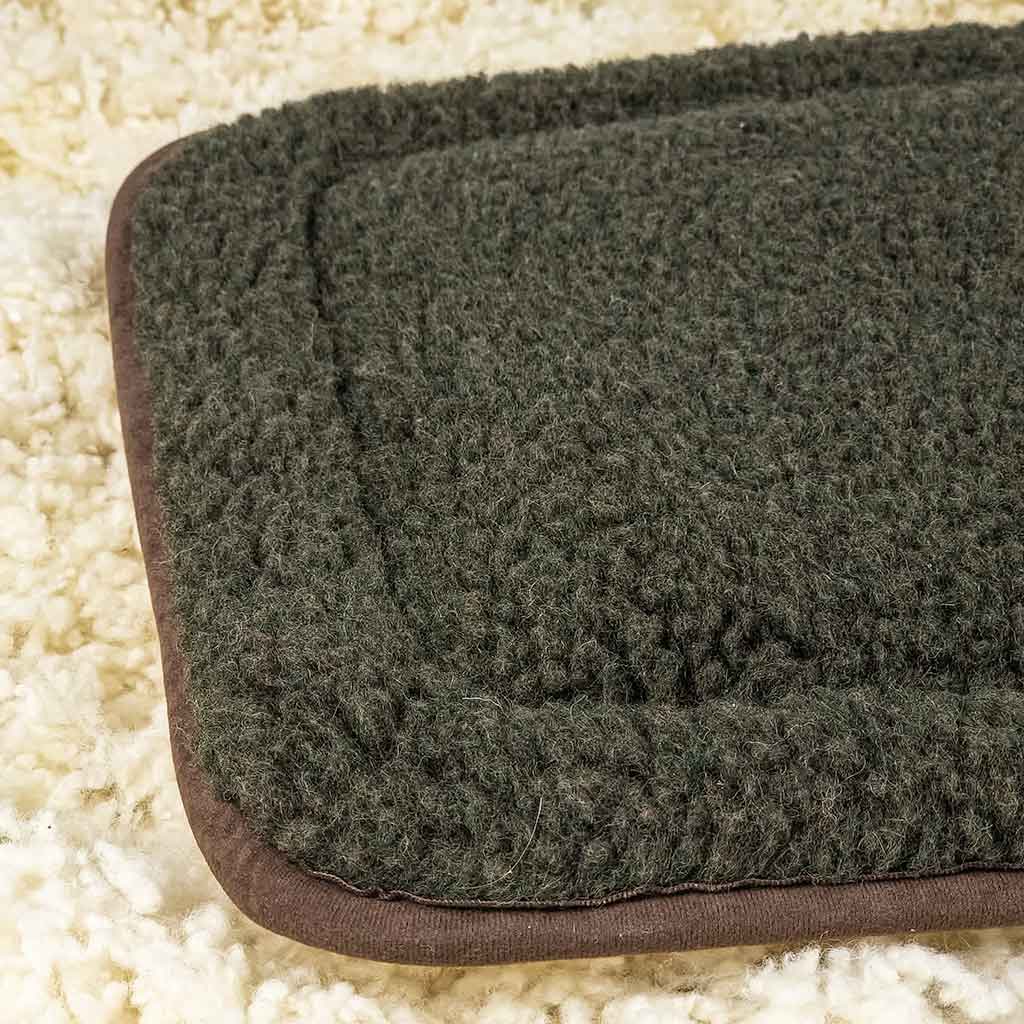 Merino sedák z ovčieho rúna baranček, detail povrchu s poľovníckym motívom