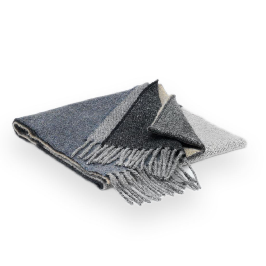 Sivý merino šál – detail textúry, unisex použitie