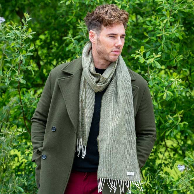 Zelený merino šál – unisex, 100 % jahňacia ovčia vlna, vzor Rybia kosť