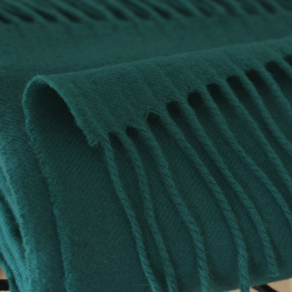 Smaragdovo zelený vlnený pléd ZOE – detail farby a tkania