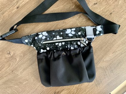 Pamskovník - černý s bílými tlapkami/černa přední kapsa