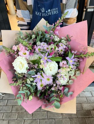 Jemné tóny růžové v kombinaci s bílou. 🤍🌸 Nadčasová kombinace, která nikdy nezklame. #matflowersdesign #kytkypraha...