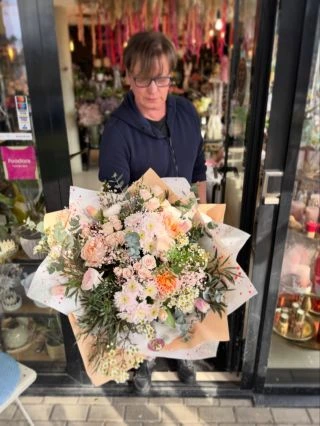 Kytice v broskvových tónech 🧡🌸 Jemnost, elegance a nádech romantiky v každém květu. Ideální pro chvíle, které si zaslouží...