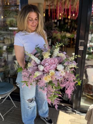 Existuje na světě něco hezčího než kombinace hortenzií a pivoněk? 🌸🥰 • • • #pivonky #hortenzie #kvetiny #praha...