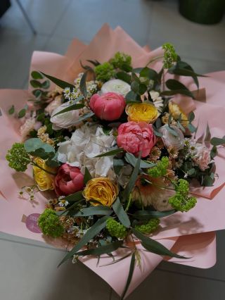 Bylo nám obrovskou ctí vytvořit kytici k 95. narozeninám paní Jiřiny Bohdalové. 💐 Děkujeme za důvěru a přejeme pevné...