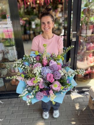 Když nám řeknete, že chcete velkou kytku, tak vám uděláme fakt velkou kytku. 💐✨ #obrikytka #luxusnikytice #kvetinysprahou...