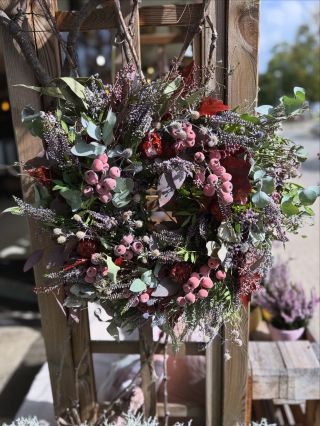 Podzim klepe na dveře. 🍂 Přivítejte ho věncem, který je promění. 🤎 #matflowers #podzimnivenec #podzimnidekorace...