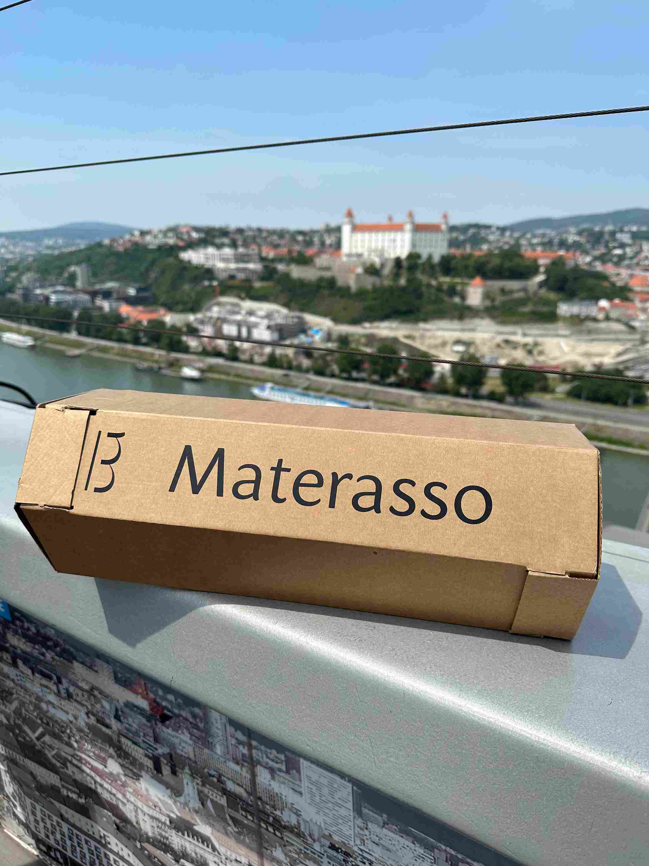 anatomická vankúš v krabici s logom materasso na vyhliadkovej veži Ufo v Bratislave s výhľadom na hrad