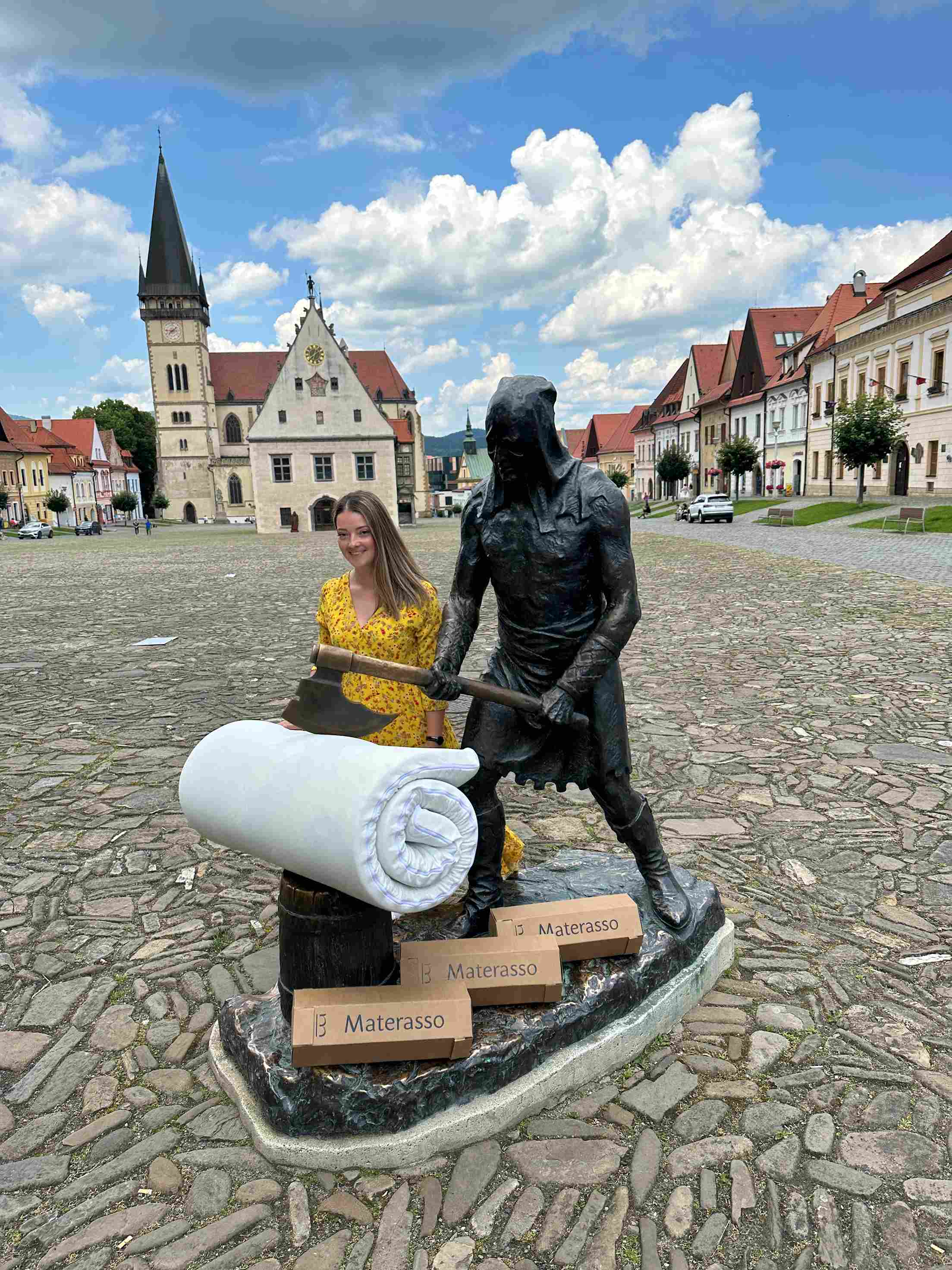 krásne dievča na námestí v Bardejove s cestovným matracom od Materasso
