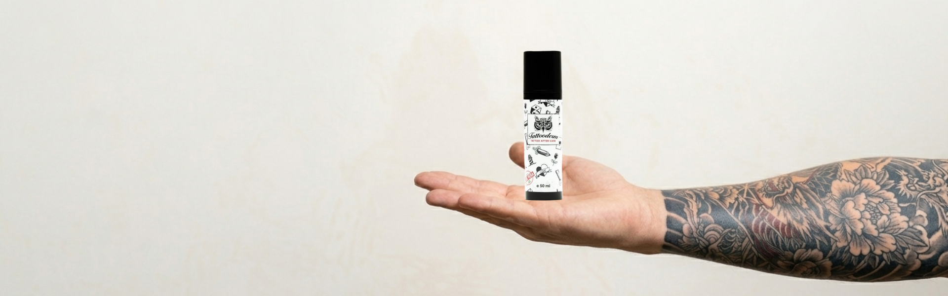 Potetovaná paže a balení Tattooderm Airless