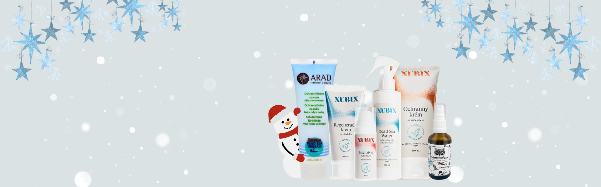 Produkty z vánočních balíčků s modrými hvězdami na pozadí