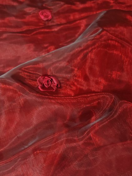 Organza vyšívaná 3D RŮŽIČKY bordó
