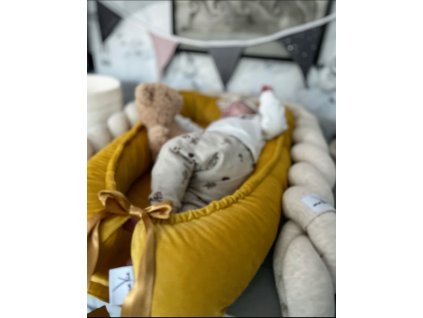 Hnízdečko pro miminko – hořčicový velvet