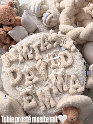 Klasické písmenkové pondělí 🤍 Tohle prostě musíte mít. Heboučké jméno do postýlky, které promění každý dětský koutek v to...