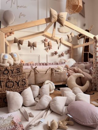 Místo, kde začínají ty nejněžnější příběhy 🤍.. Hebkost, klid a pocit bezpečí v každém detailu… ručně šité doplňky, útulné...