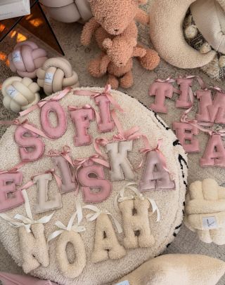 Písmenka jsou naším evergreenem a už zdobí tisíce pokojíčků v Česku i na Slovensku 😍 Každé jméno nad postýlkou má svůj...